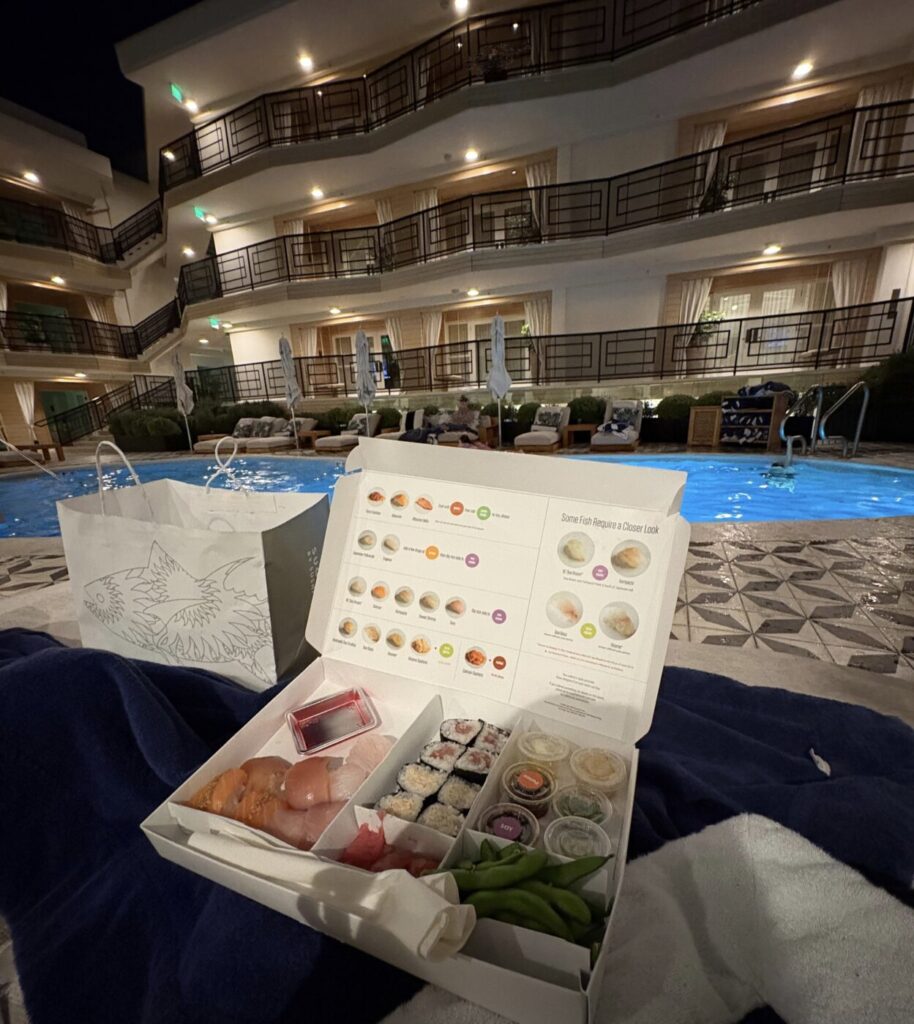 Oceana Santa Monica, LXR Hotels & Resortsのプールサイドで食べた寿司