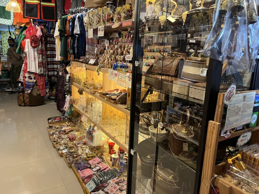 お土産ショップ「CHAYOT PHUKET」の外観