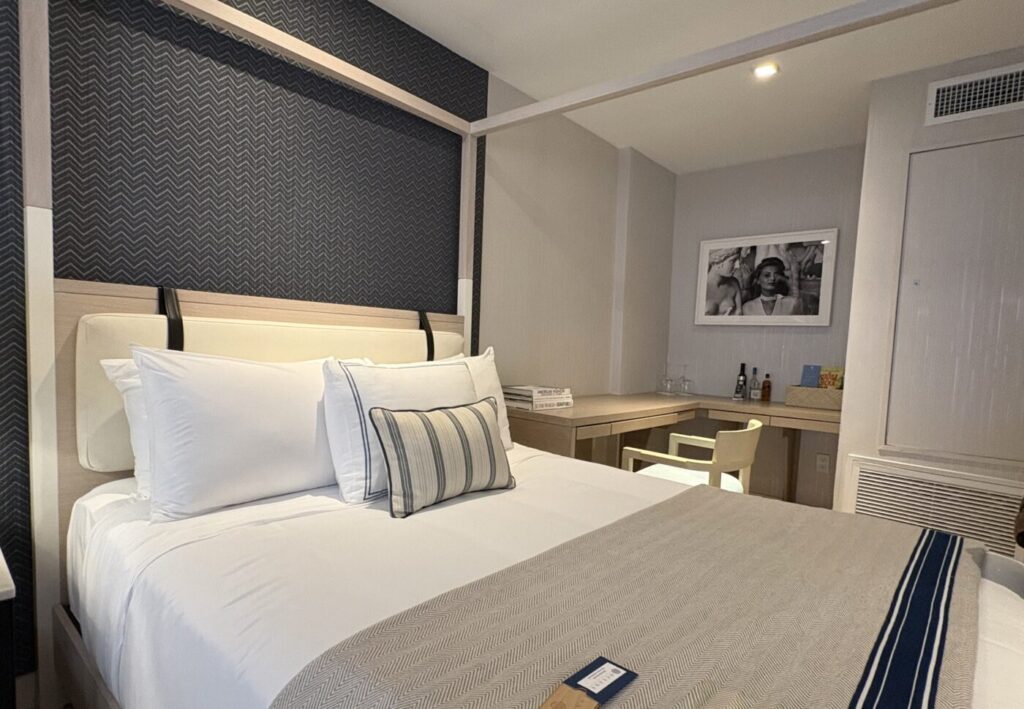 Oceana Santa Monica, LXR Hotels & Resortsの客室とデスク
