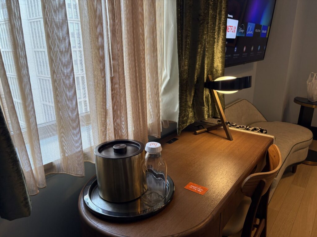 Canopy by Hilton Philadelphia Center Cityの客室のデスク